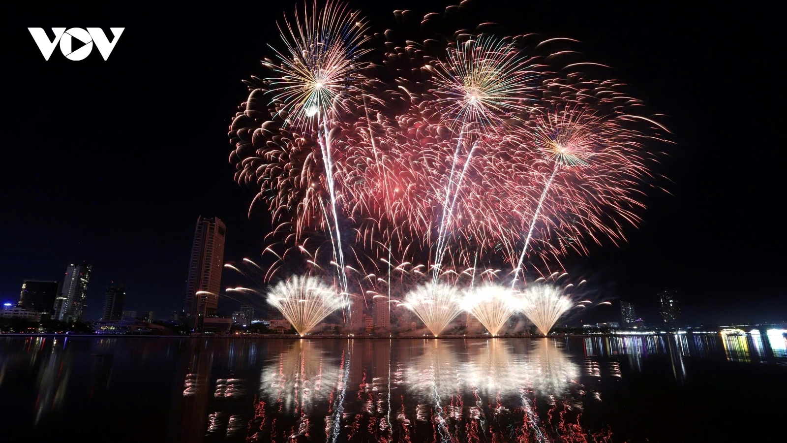 Eye-catching fireworks performances by China and Canada make DIFF 2025 a visual feast